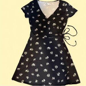 Hollister Black Floral Wrap Dress – S